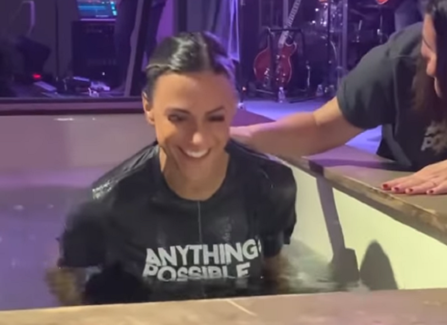 'This is my battle cry' Country music star shares emotional baptism